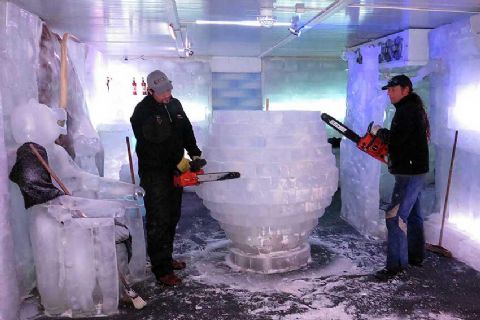 Bariloche Construye Un Huevo De Hielo Relleno De Chocolate Para Pascuas